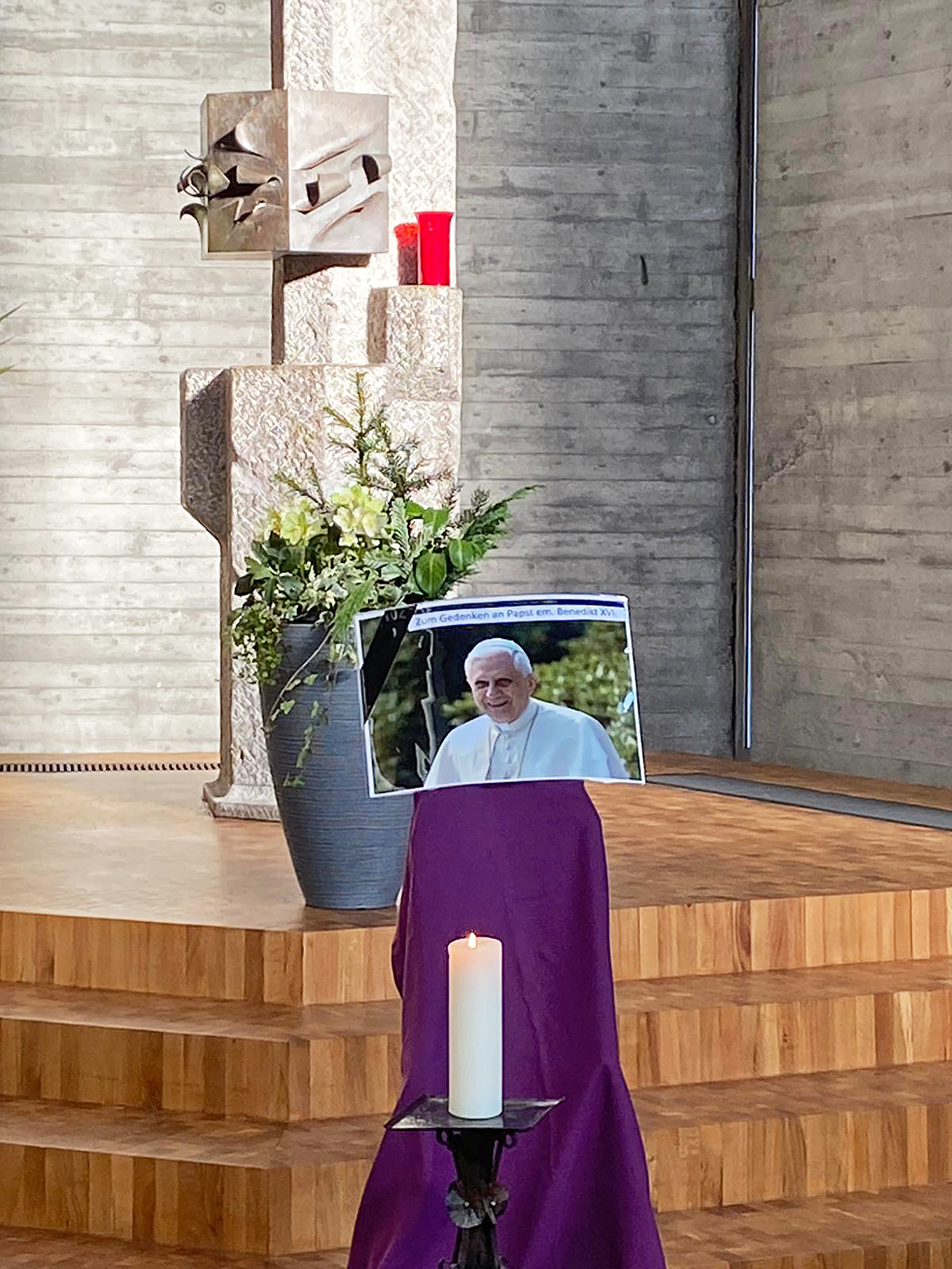 Zum Tod von Papst Benedikt XVI - Katholische Kirche Aalen