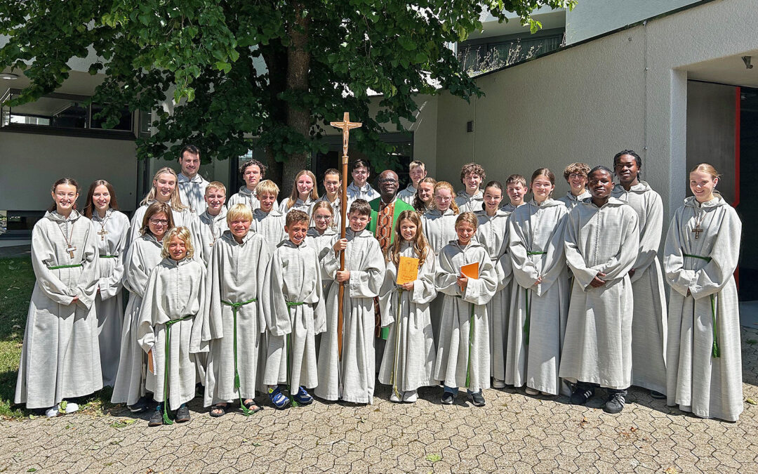 6 Neue und 60 Jahre Treue – Miniaufnahme und -ehrungen in St. Maria