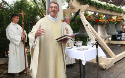 Der neue Bischof Klaus Krämer war als Prälat in Aalen zur Glockenweihe in Heilig-Kreuz