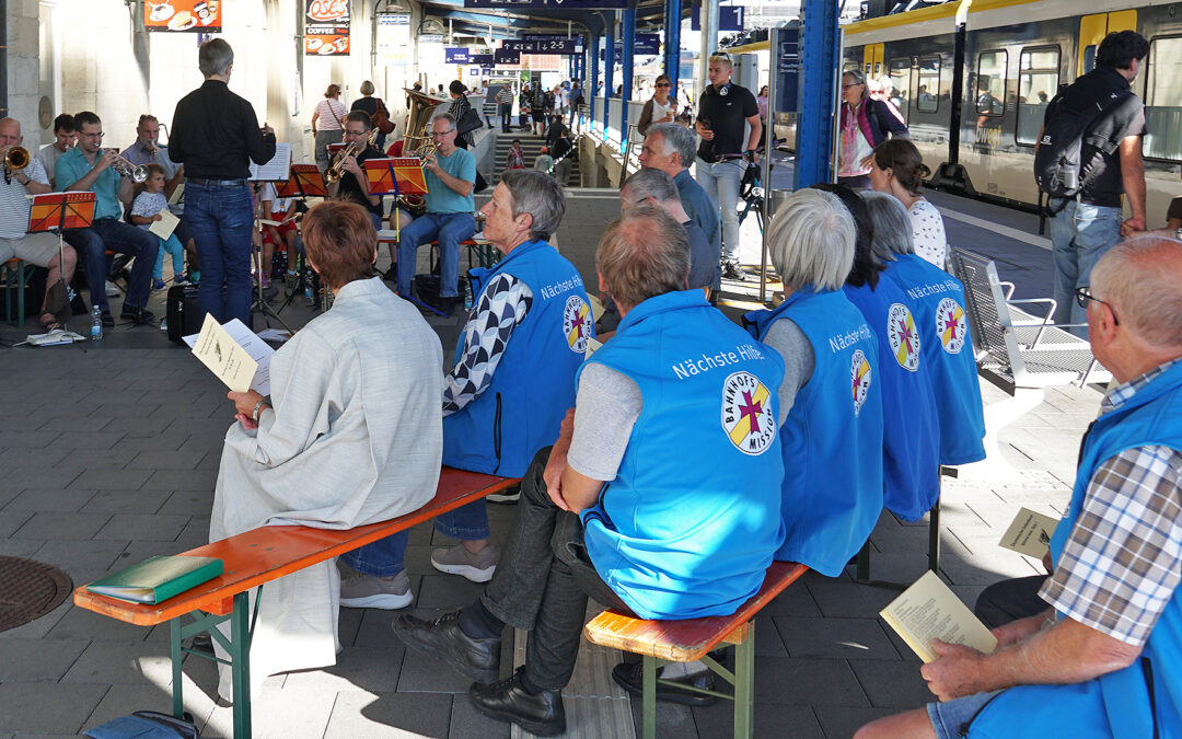Zugiger Bahnhof – warme Atmosphäre: Ökumenischer Gottesdienst am Gleis 1