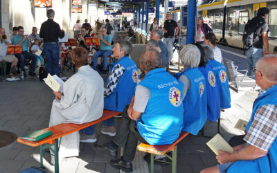 Zugiger Bahnhof – warme Atmosphäre: Ökumenischer Gottesdienst am Gleis 1